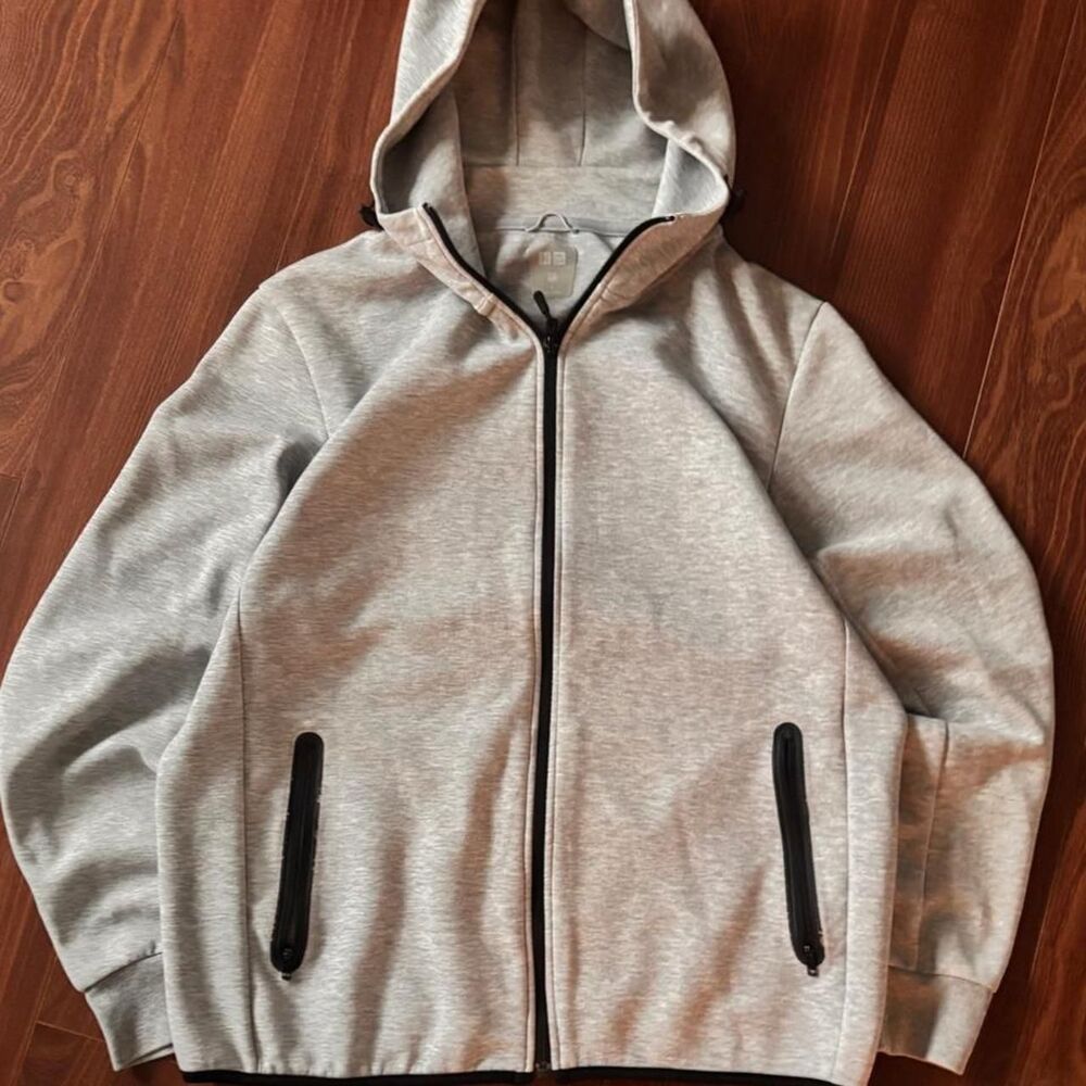 Uniqlo Men's Grey Hoodie